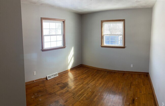 Building Photo - 623 N Belview Ave