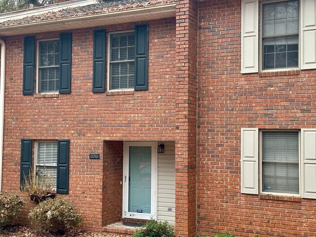 Building Photo - Beautifully Updated Townhome in the Heart of Clemson