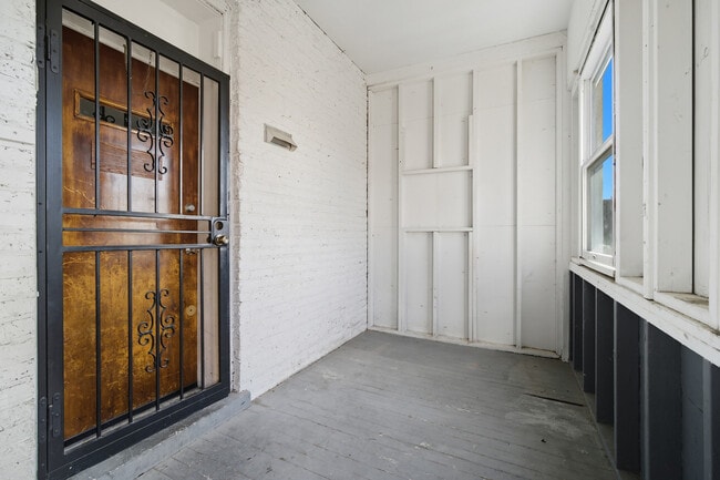 Building Photo - 4831 W Roscoe St