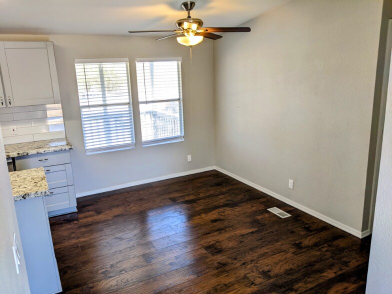 Building Photo - 10438 E Bella Ln