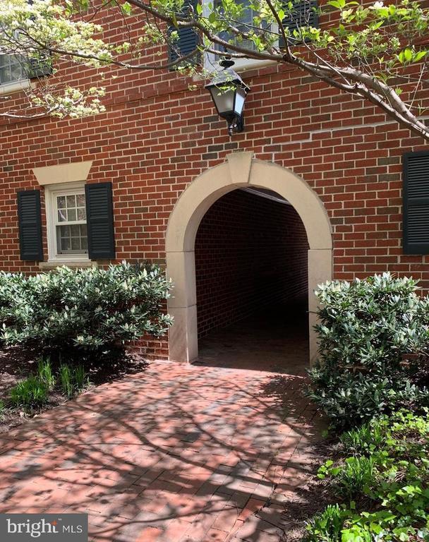 Building Photo - 1040 N Royal St