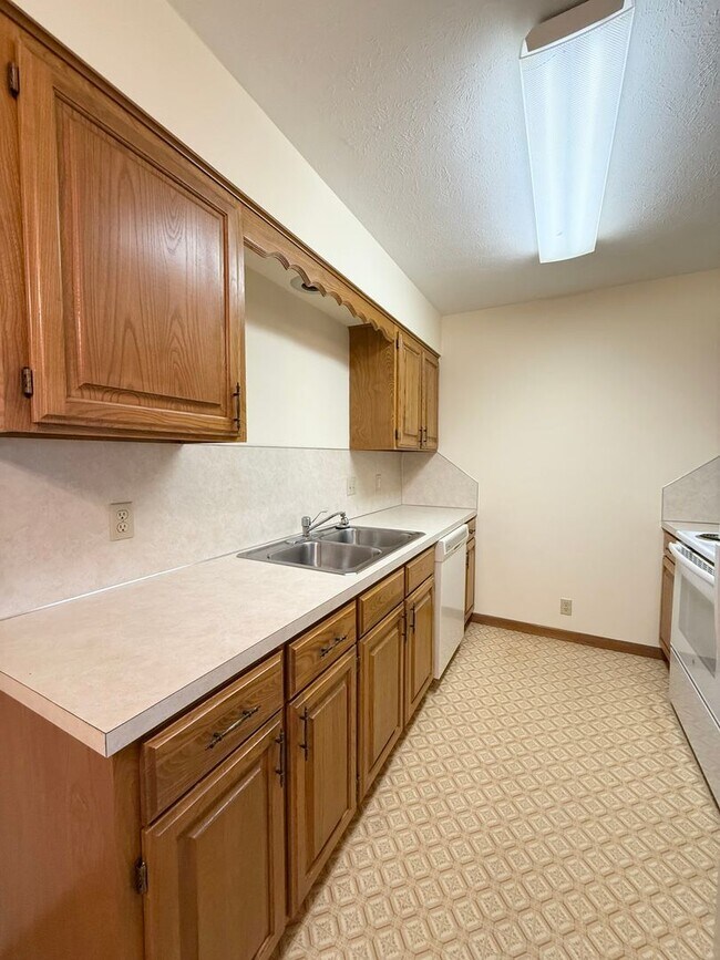 Building Photo - Lamplighter 01