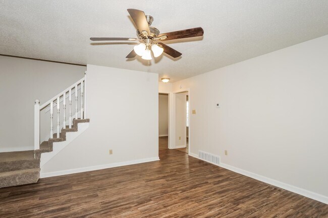 Building Photo - 5530 Oak Branch Cir N