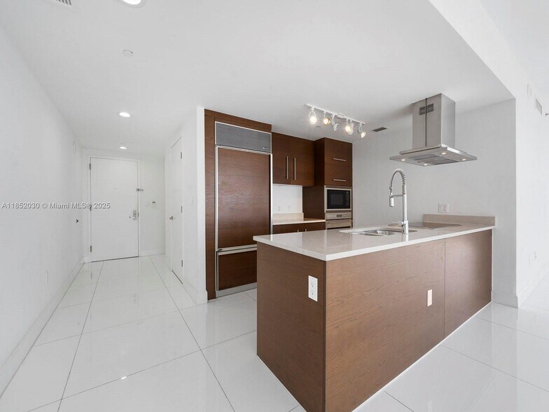 Building Photo - 495 Brickell Ave