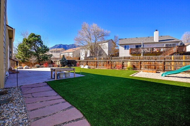 Building Photo - 4-bedroom Gem Near Ft. Carson!