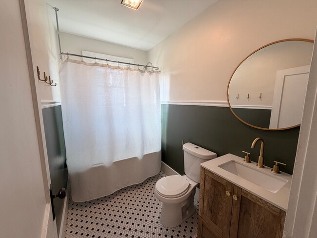 Building Photo - 822 Radford Pl