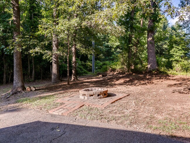 Building Photo - Spacious 3-Bed Home in District 6 with Pri...