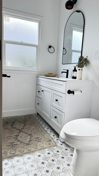 Hallway bathroom - 5950 Simpson Ave