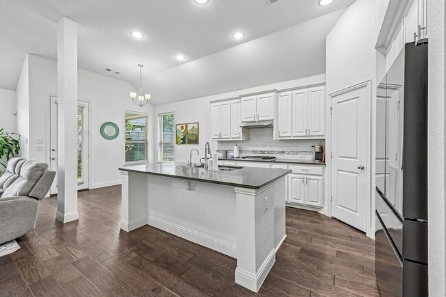 Building Photo - 808 Parkland Dr