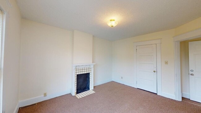 Building Photo - SPACIOUS Single Family House AVAILABLE Fal...
