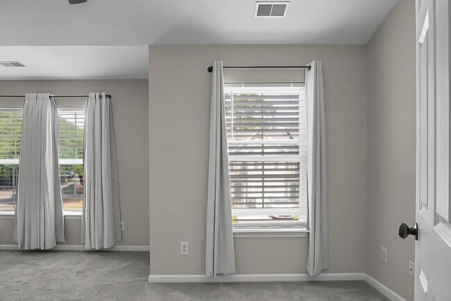 Building Photo - 3 bedroom, 2.5 Townhome