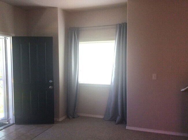 Building Photo - Charming 3 Bedroom Home - Available Now! Seatac area