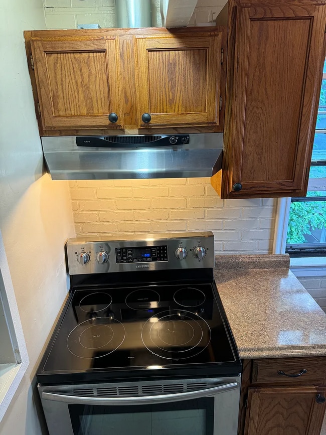 Building Photo - 3682 Glencairn Road