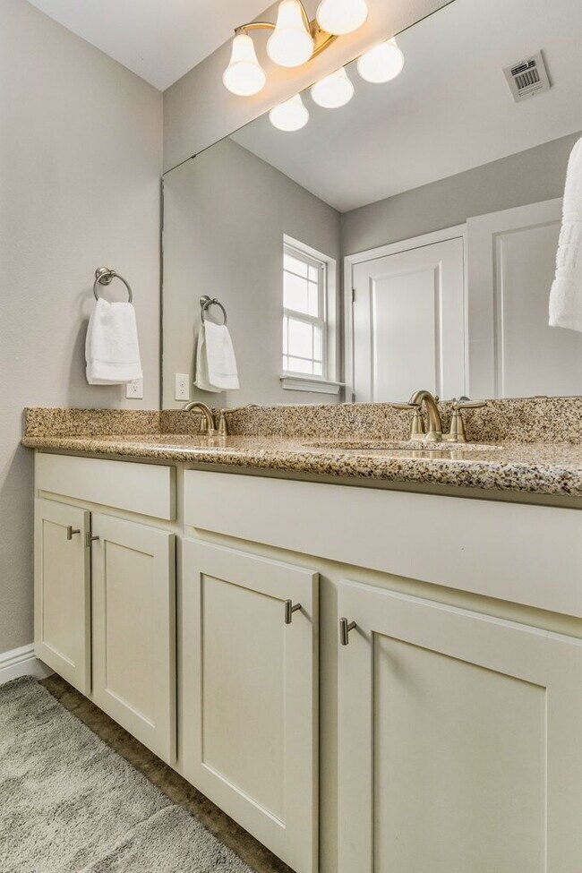 Building Photo - Bright and beautiful home in Windward Cove...