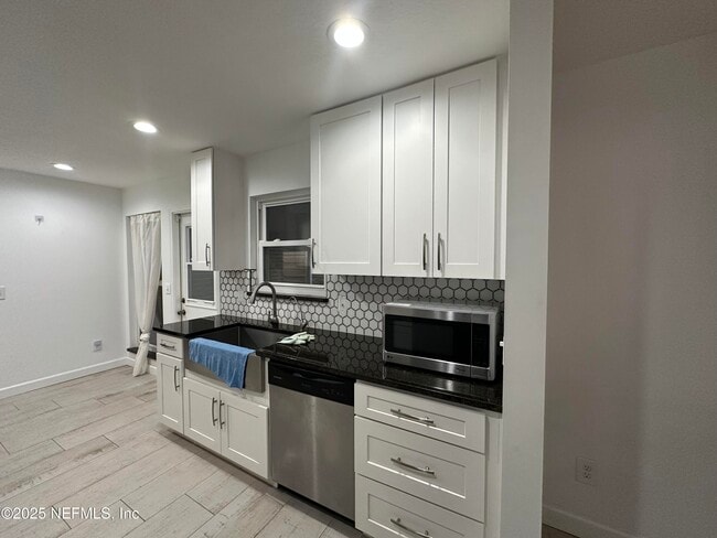 Building Photo - 7335 Floral Ridge Dr