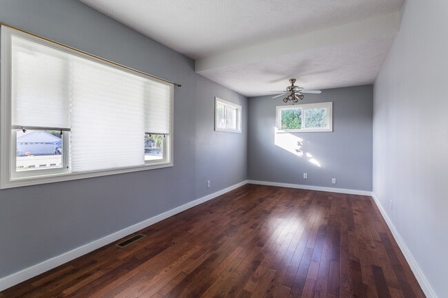 Building Photo - 2624 Columbia Blvd