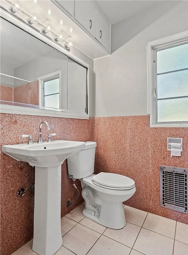 Building Photo - Gorgeous 3 bd 2 ba + Den Single Family hom...