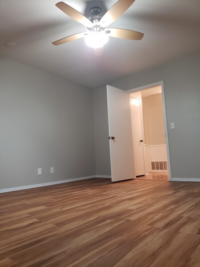 Building Photo - 2801 James Louis Dr