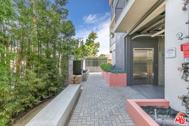 Building Photo - 747 Lillian Way