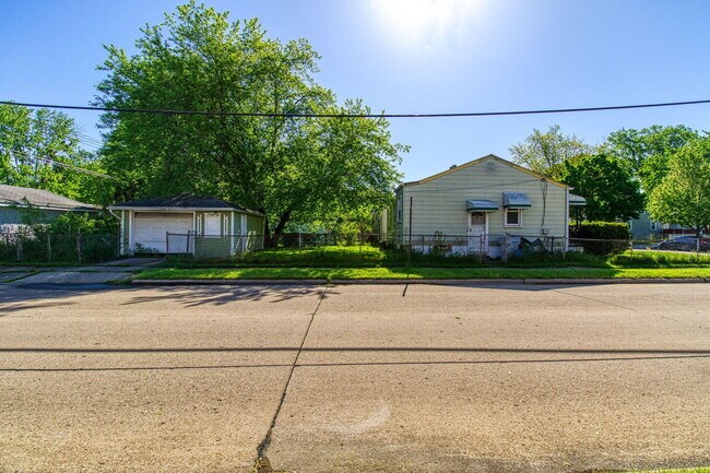 Building Photo - 170 W Maxlow Ave