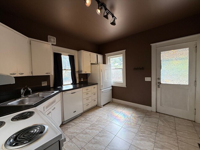 Building Photo - Charming 1.5-Story Victorian Home | 3 Bed ...