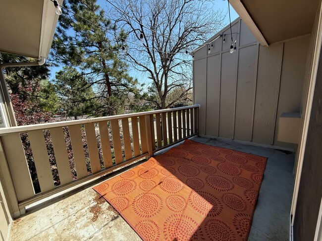 Building Photo - MOVE-IN READY!! 2 bed 2 bath Lakewood Condo