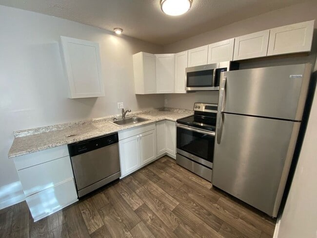Building Photo - Fully Renovated 2 Bed 1 Bath Apartment By Downtown Summerville!