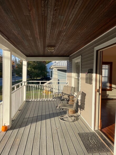 Building Photo - 207 Safford St