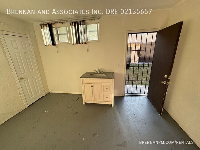 Building Photo - 450 Woodlawn Ave