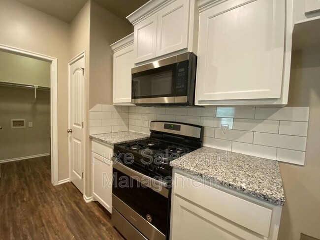 Building Photo - 5220 Oakwood Villa Ct