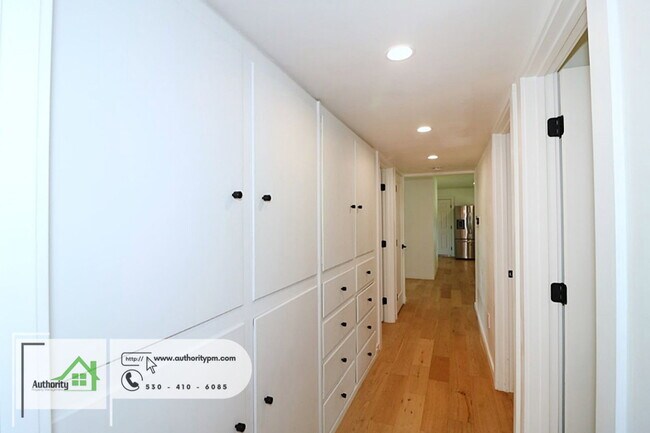 Building Photo - 1225 Manzanita Hills Ave