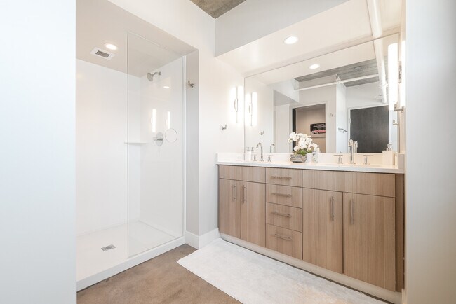 Building Photo - Penthouse