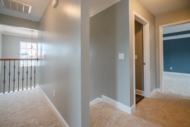 Building Photo - 717 Highgrove Ct