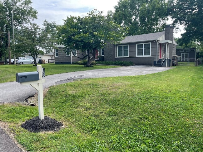 Building Photo - 4011 Longwood Dr