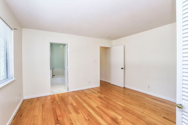 Building Photo - 264 W Oakwood Blvd