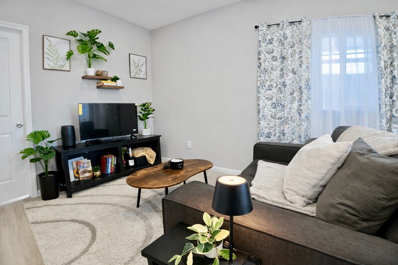 Building Photo - 148 E Rosslynn Ave