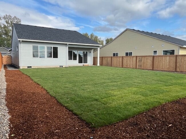 Building Photo - 3 Bedroom 2 Bath Silverton OR