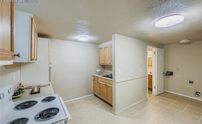 Building Photo - Spacious 5 bedroom, 2 ba, large basement with additional kitchen & private entry