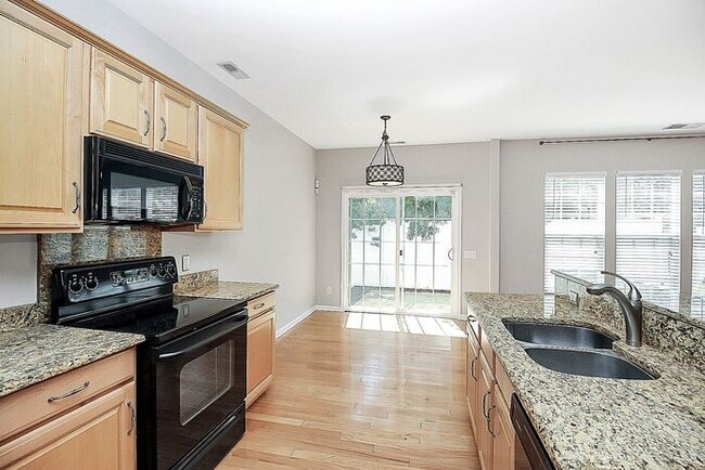 Building Photo - Beautifully Maintained 3BD/2.5BA 2 Story Townhome in Blakeney Preserve!