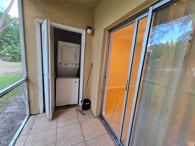 Building Photo - 2264 SW 81st Ave