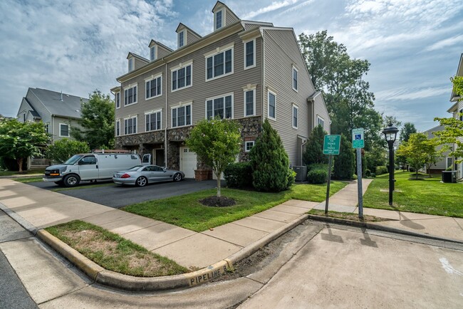 Primary Photo - Bright And Spacious 3 Bed 2.5 Bath End-Uni...