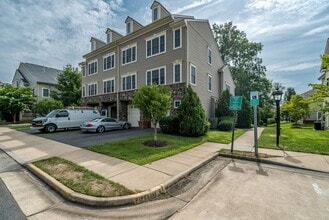 Building Photo - Bright And Spacious 3 Bed 2.5 Bath End-Uni...