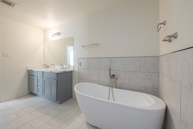 Building Photo - 19839 Rustic Lake Ln