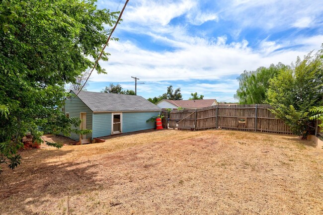 Building Photo - Charming 2-Bedroom Home with Granite Kitch...