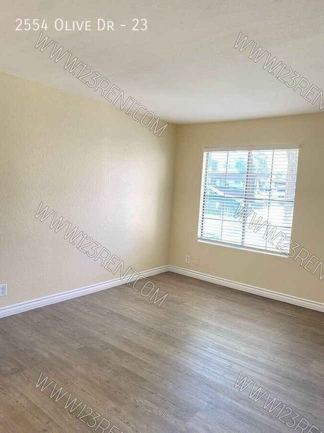 Building Photo - 2554 Olive Dr