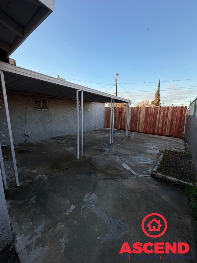 Building Photo - 3 Bedroom Home in East Bakersfield