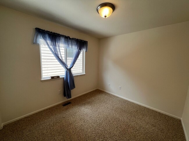 Building Photo - Charming 3 Bed, 2 Bath Home in Maple Hill