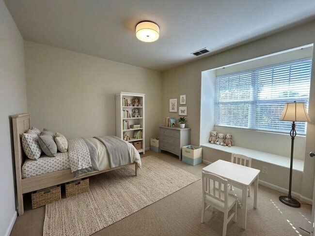 Building Photo - Spectacular 4 bedroom, 2.5 bath home on private lane
