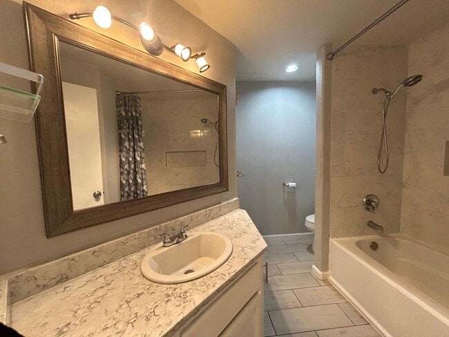 Building Photo - AVAILABLE NOW!! 3bd/2ba FANTASTIC Dead End Street - HUGE MASTER SUITE!