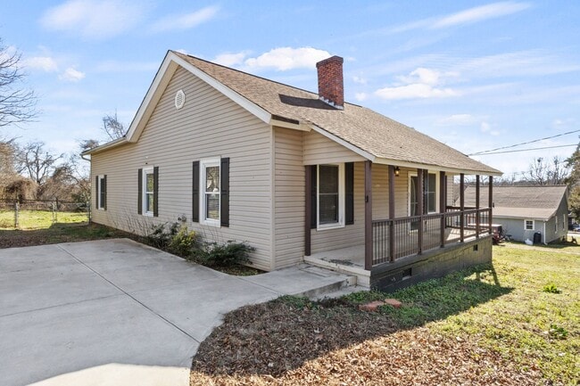 Building Photo - Three Bedroom Retreat in Greer, SC